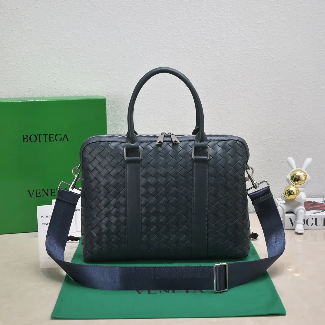BV's new men's briefcase💼Different sizes and different styles of briefcases are suitable for any man. They can be matched with casual or formal wear🉑️A must-have choice for the workplace💼⚠️Original leather, original leather, using exquisite craftsmanship to weave different sizes on the leather🪡🪡 It presents a full sense of high-end, simple and unique design, which will definitely make you grand and fashionable in the workplace Style number: 39*30.5*11, model number: 8814